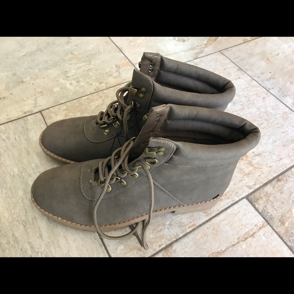 Brand new olive color náutica boots for women